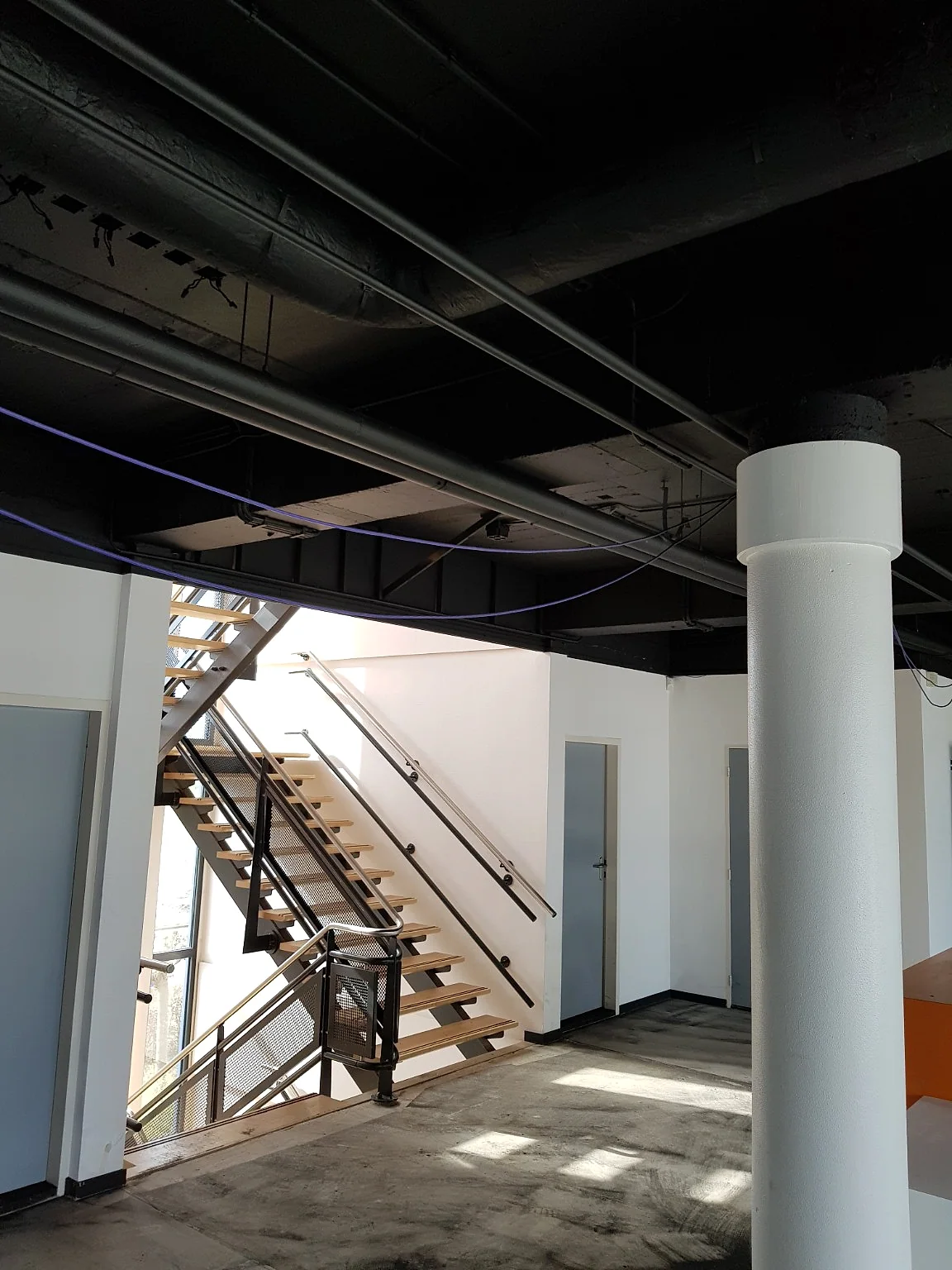 Uitgevoerd project: Zwart plafondspuitwerk in kantorencomplex