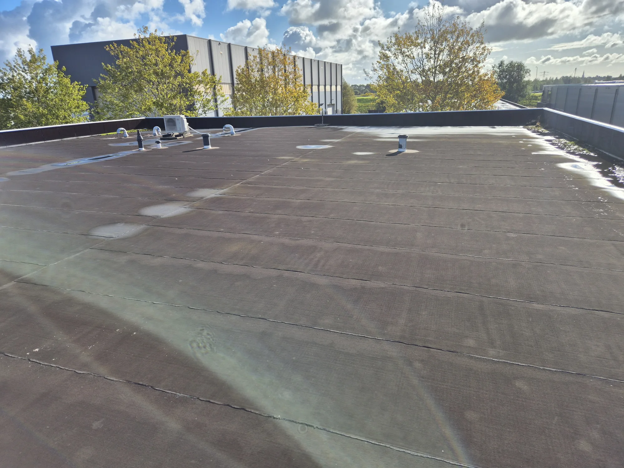Beginsituatie bij Dakcoating in Amsterdam: 800 m² bedrijfsdak met 2K-polyurea Amsterdam, Noord-Holland