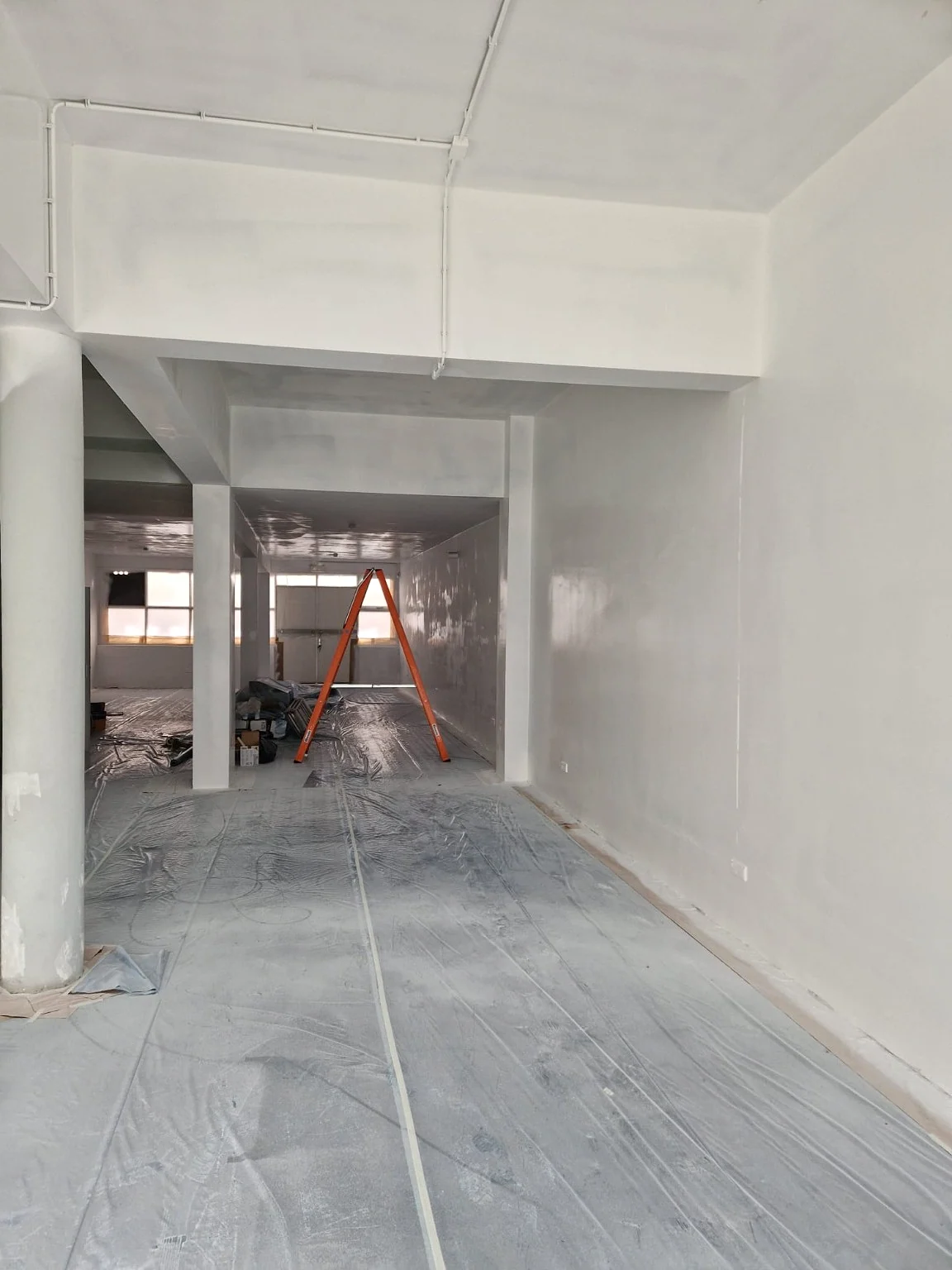 Wit afgewerkt kantoorinterieur in Amsterdam