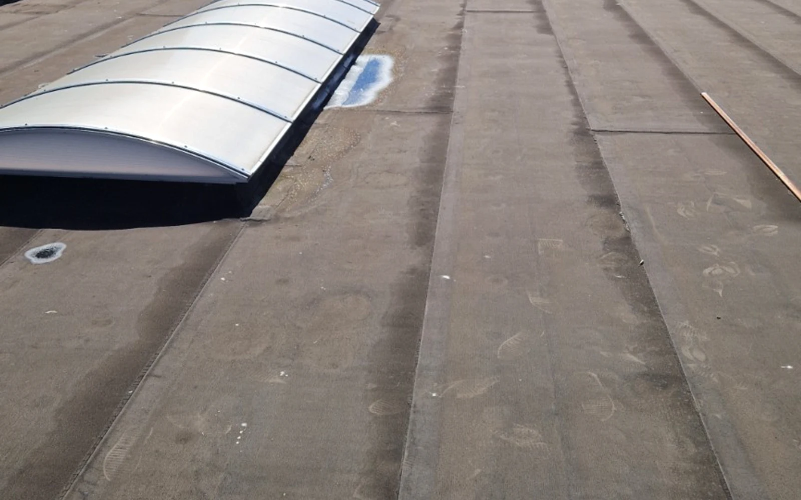 Groot donker bitumen bedrijfsdak