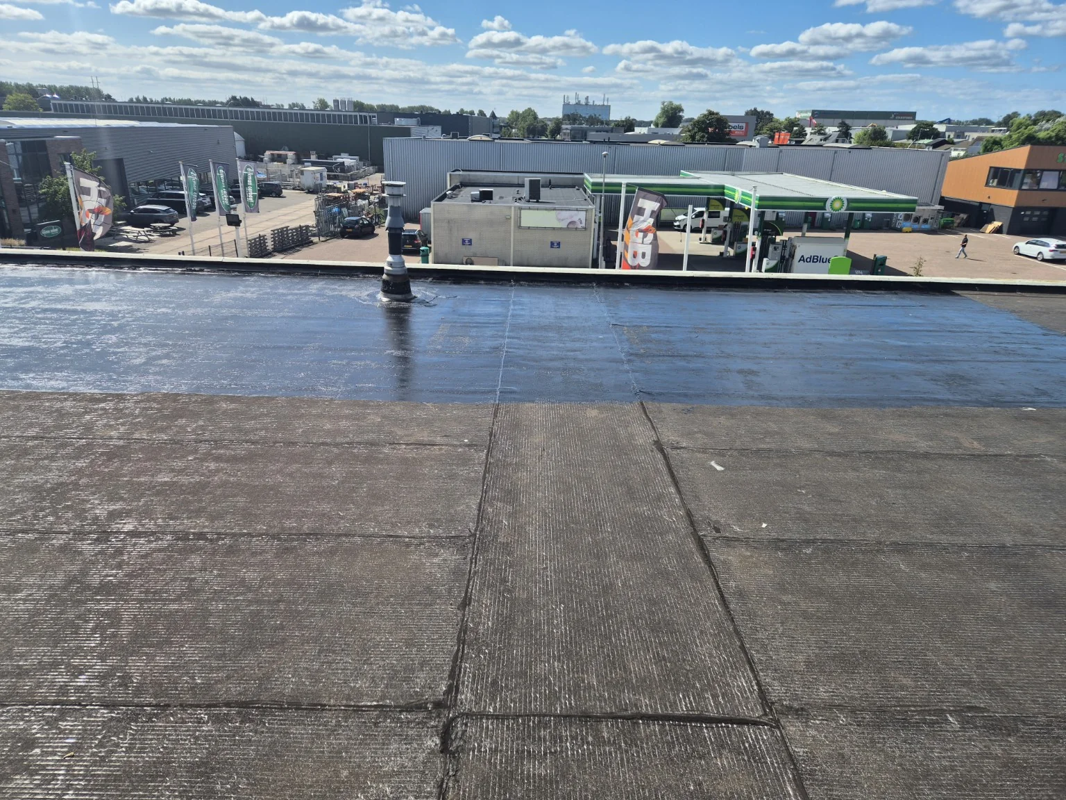 Dag 1 · reinigen en primer bij spoedherstel van 170 m² lekkend bedrijfsdak in beverwijk