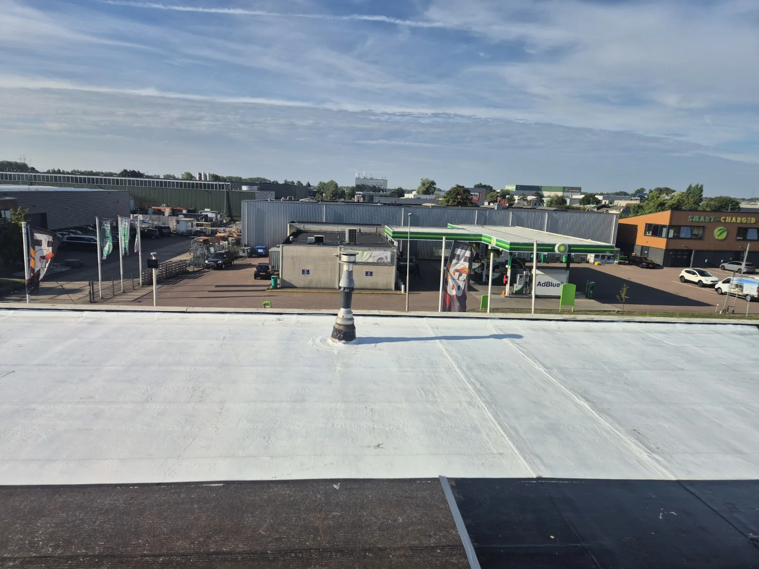 Dag 2 · eerste laag 2K-polyurea bij spoedherstel van 170 m² lekkend bedrijfsdak in beverwijk