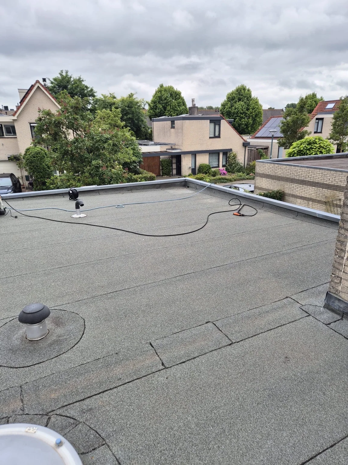 Beginsituatie bij Cool roof in Breukelen: 60 m² bitumendak met 2K-polyurea Breukelen