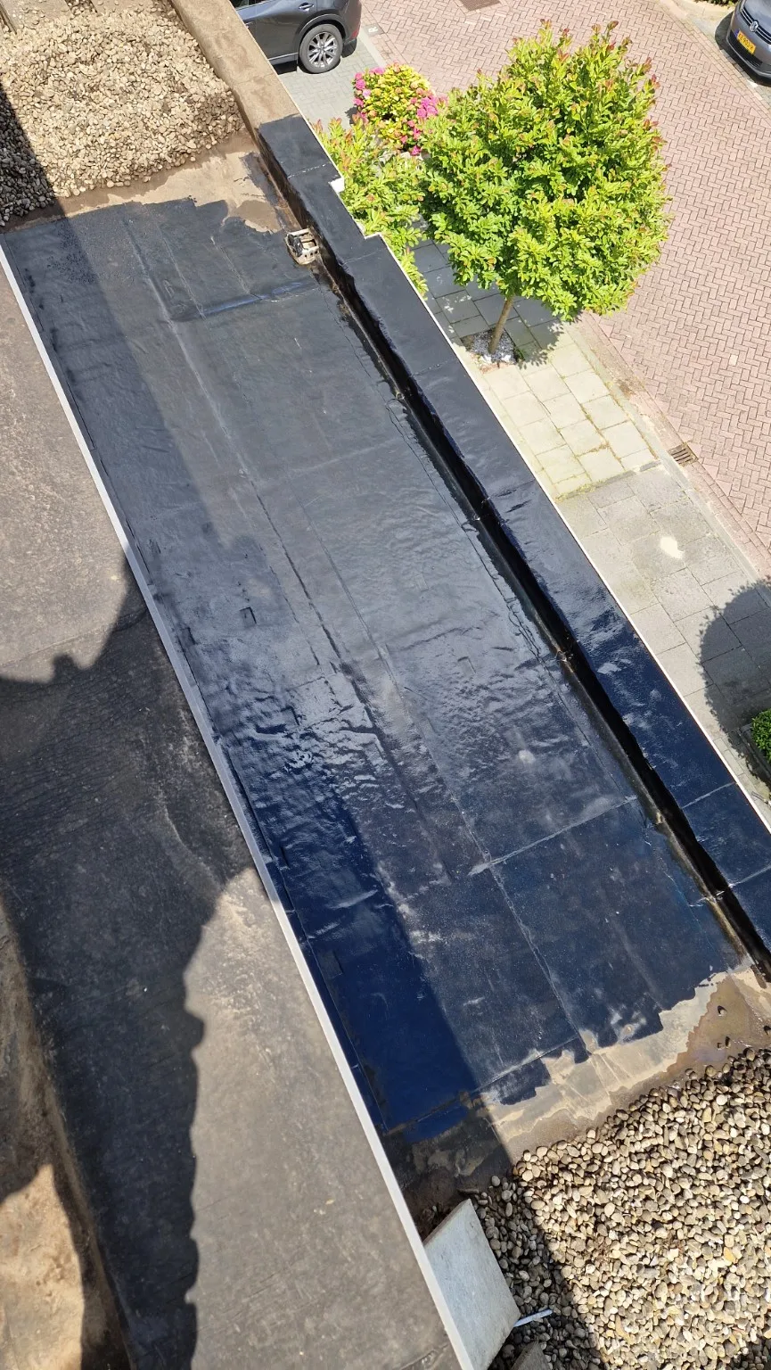 PU-primer op de ondergrond bij hybride dakcoating op verouderd bitumendak in capelle aan den ijssel