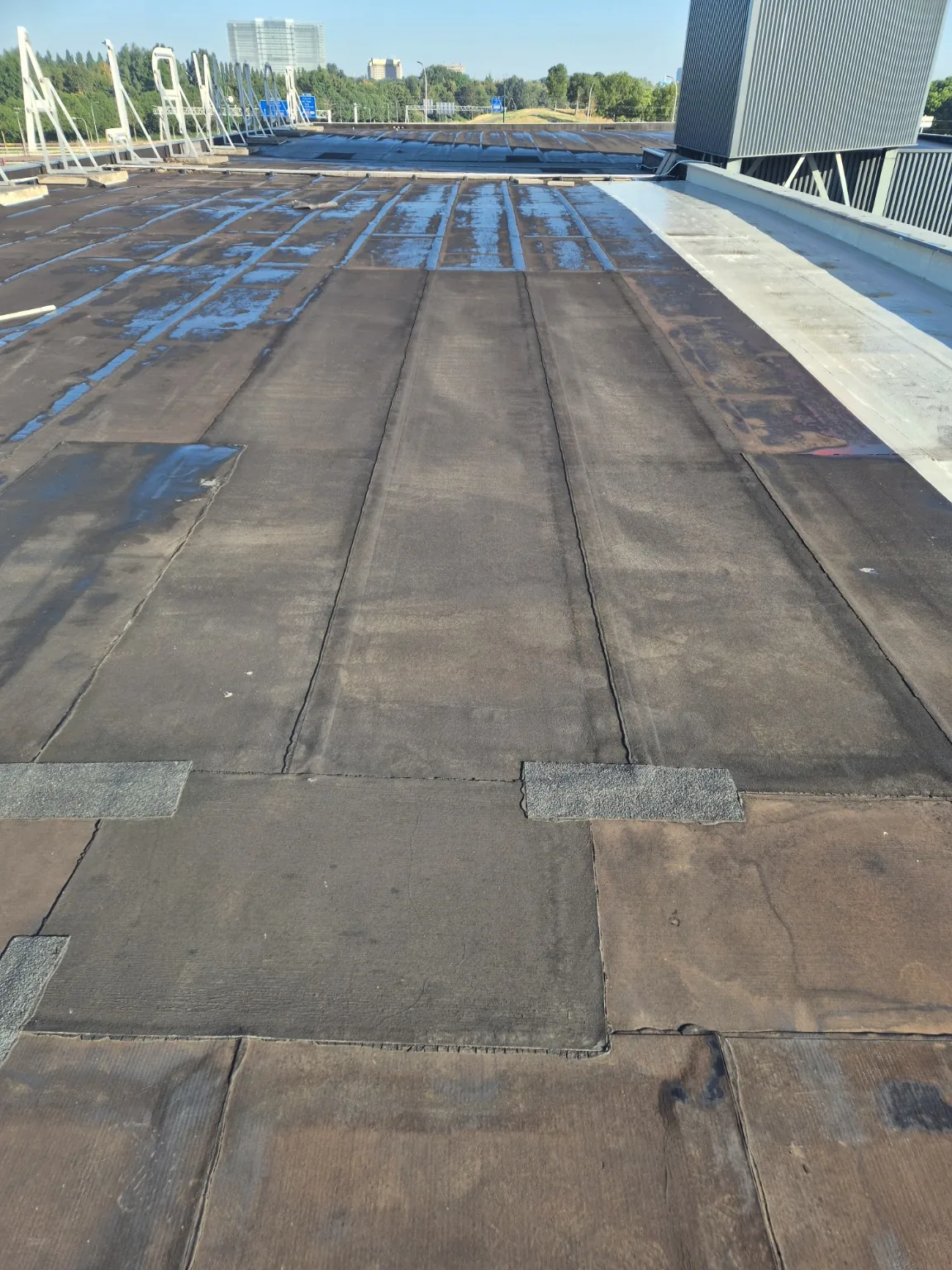Ausgangssituation bei Dakcoating in Den Haag: 125 m² bitumen bedrijfsdak als cool roof DEN HAAG