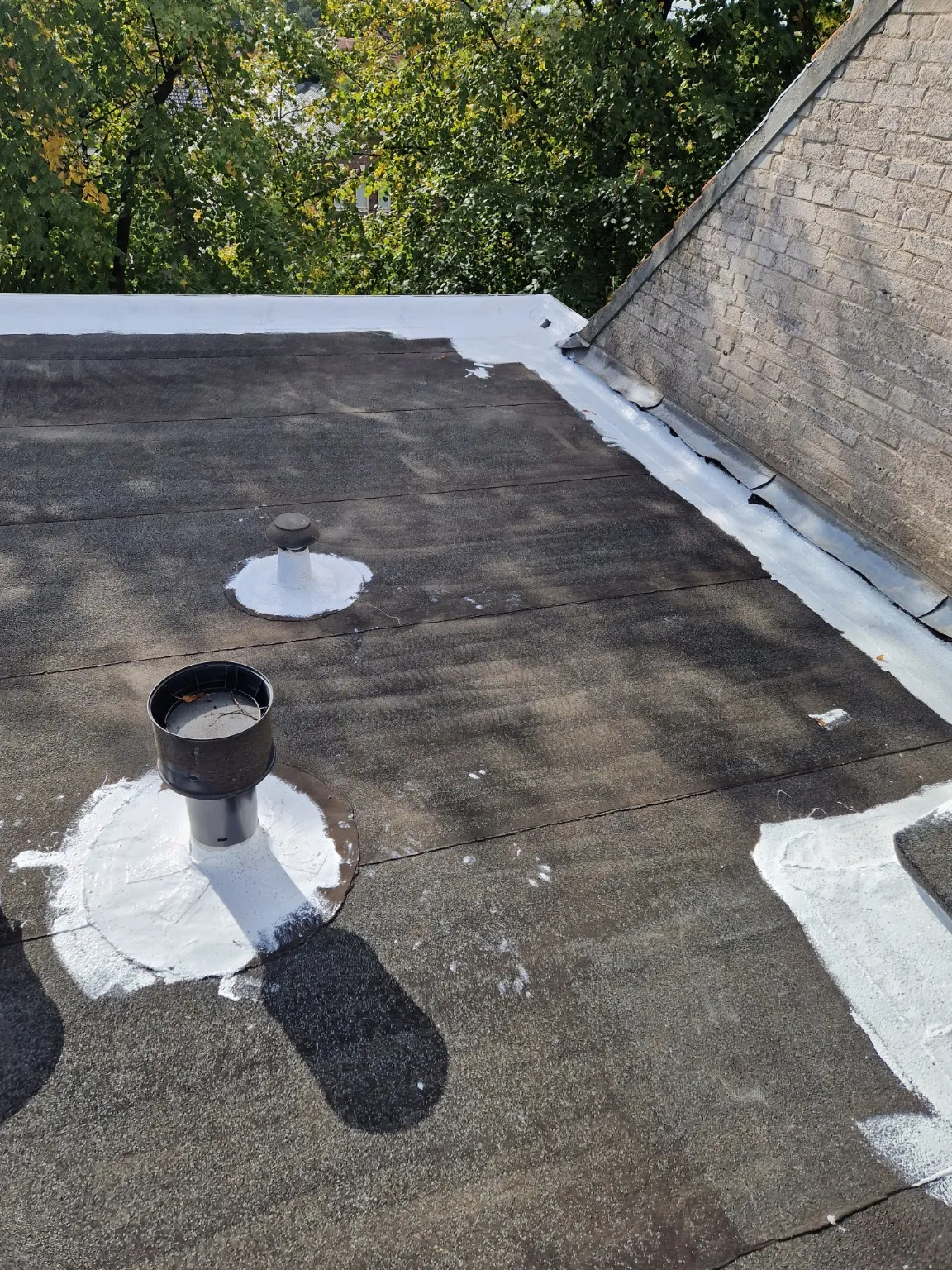 Details met geotextiel bij bitumendak in hellevoetsluis met siliconen dakcoating