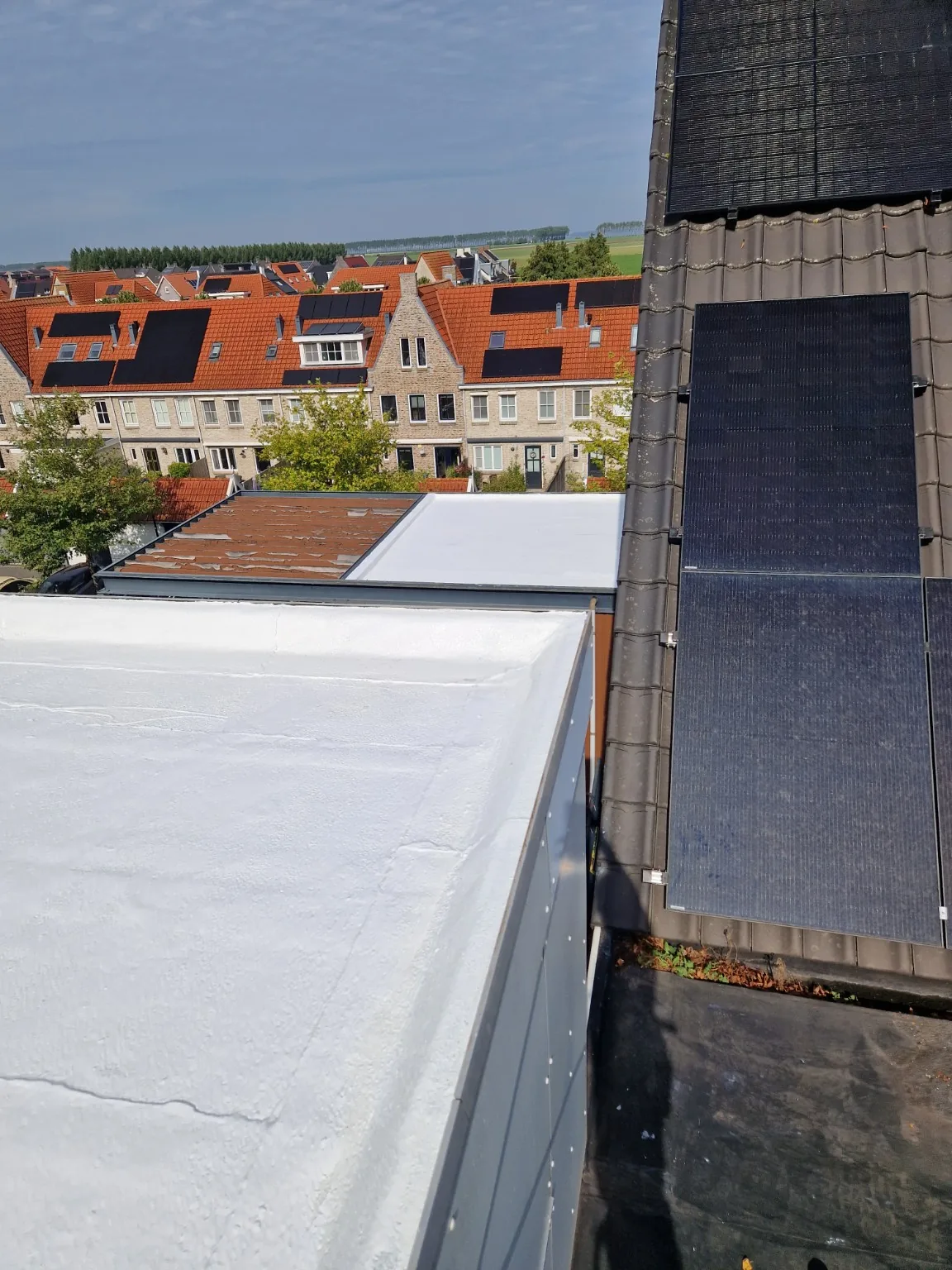 Dakrand en aansluitingen bij bitumendak in hellevoetsluis met siliconen dakcoating