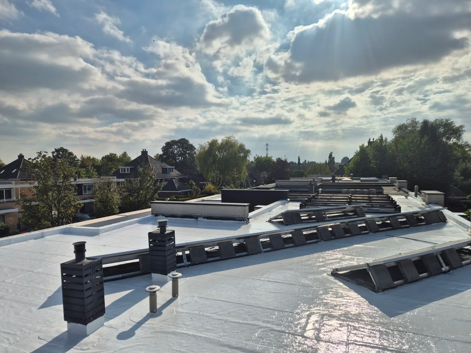 Licht afgewerkt particulier bitumendak met zonnepanelen in Huizen