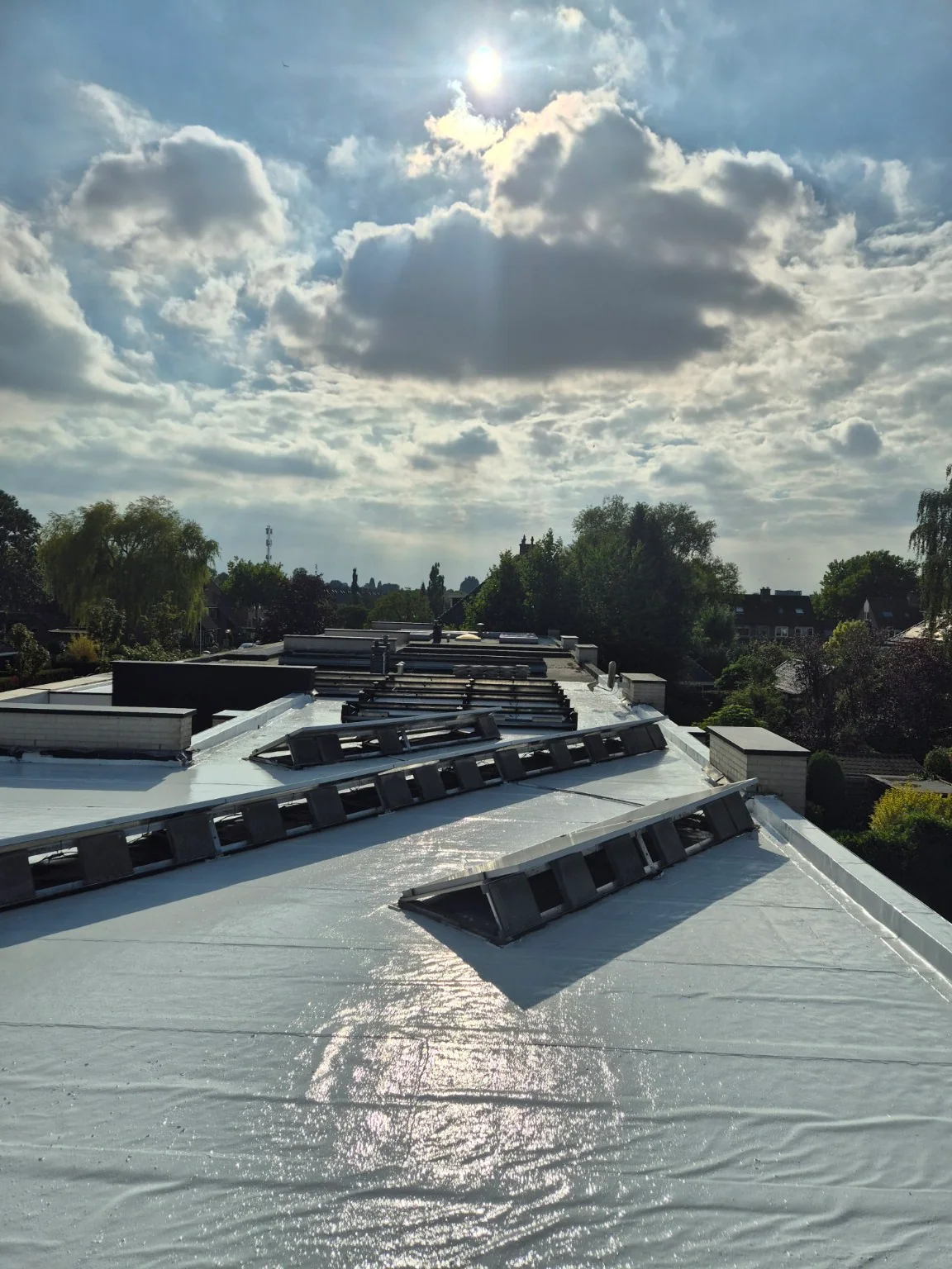 Afwerking rond zonnepanelen en opstanden bij particulier bitumendak in huizen gerenoveerd met 2k-polyurea