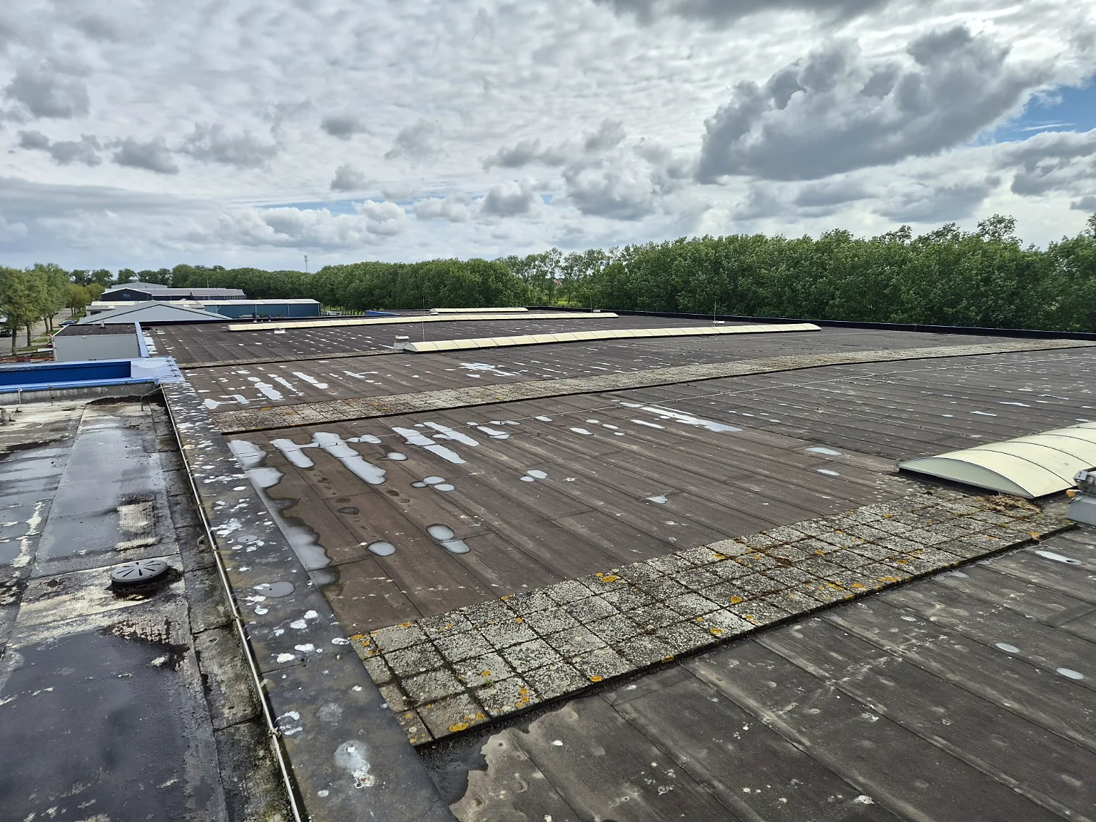 Inspectie en projectafbakening bij spoedherstel productiedak met 2k-polyurea