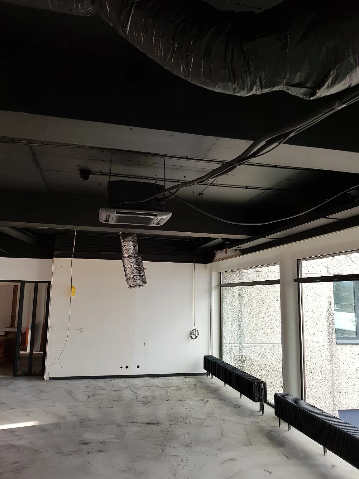 Complex plafondbeeld bij Zwart plafondspuitwerk in kantorencomplex Locatie vertrouwelijk