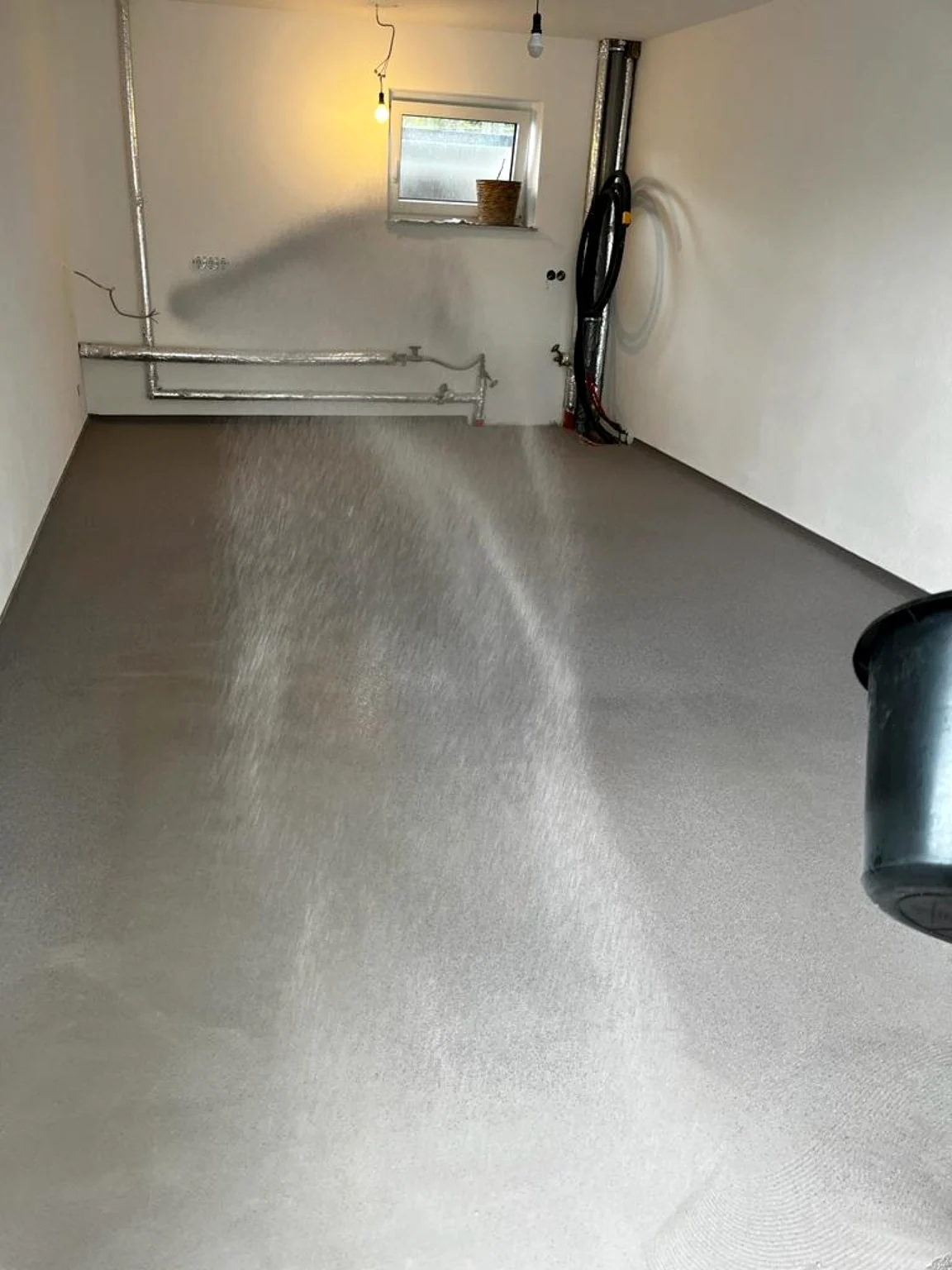 Ruimteoverzicht bij Polyaspartic garagevloer van circa 60 m² Locatie vertrouwelijk