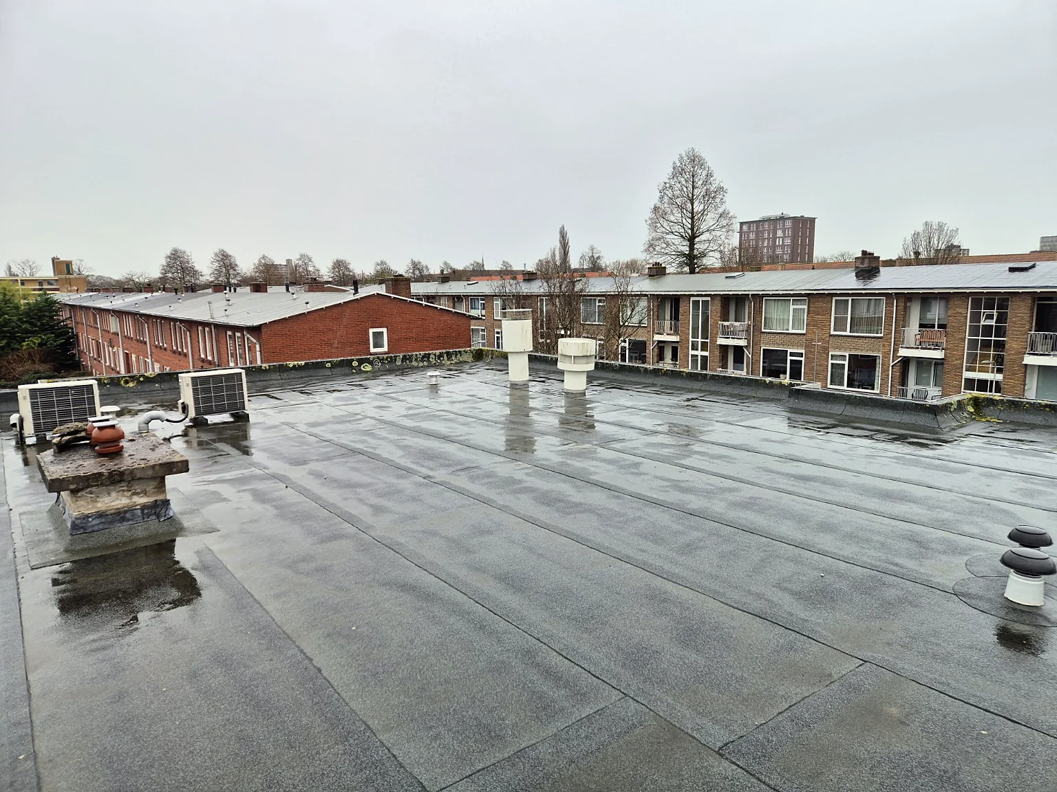 Bestaand verouderd bitumen dak voor renovatie