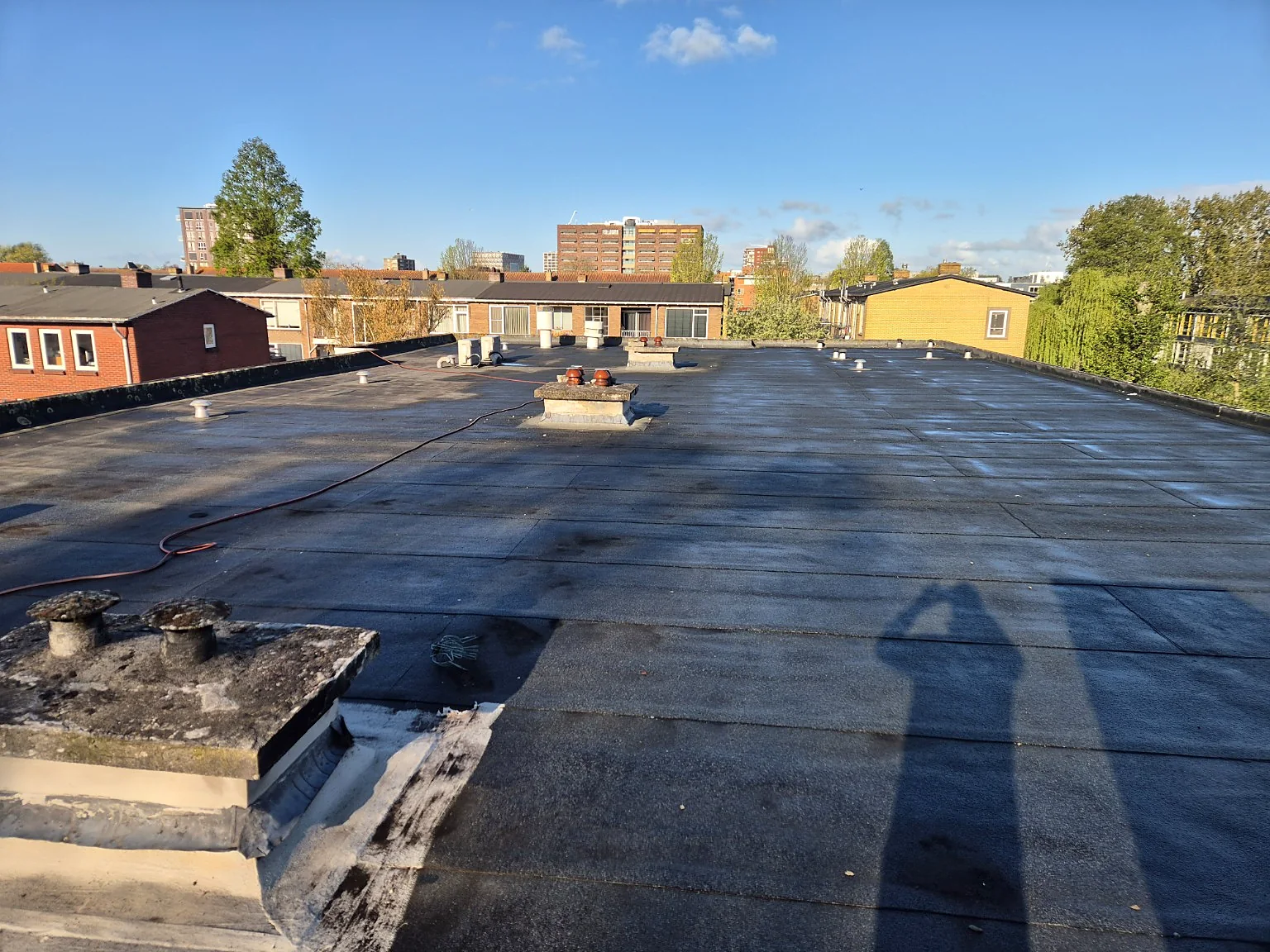 Reiniging bij planmatige dakrenovatie schoolgebouw