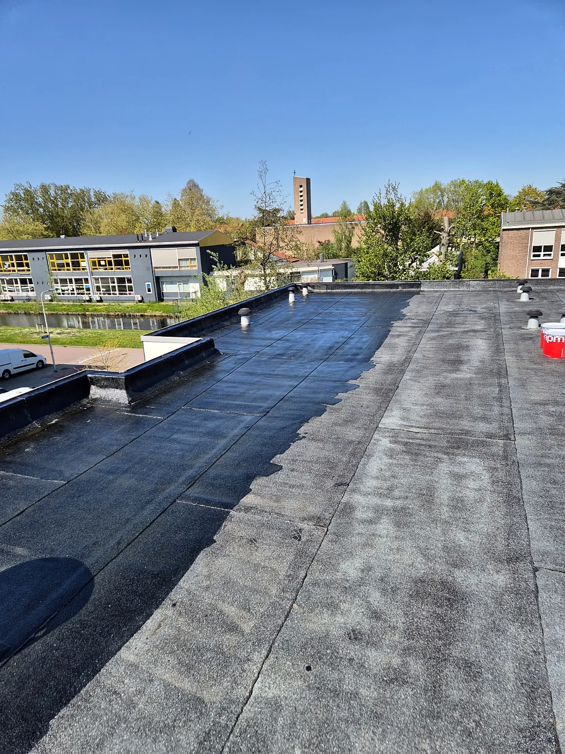 Primer bij planmatige dakrenovatie schoolgebouw