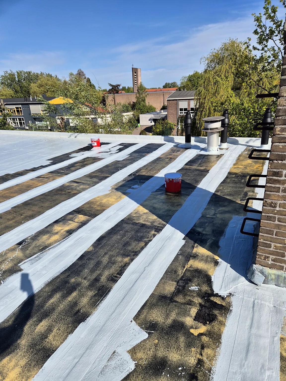 Gewapende details bij planmatige dakrenovatie schoolgebouw