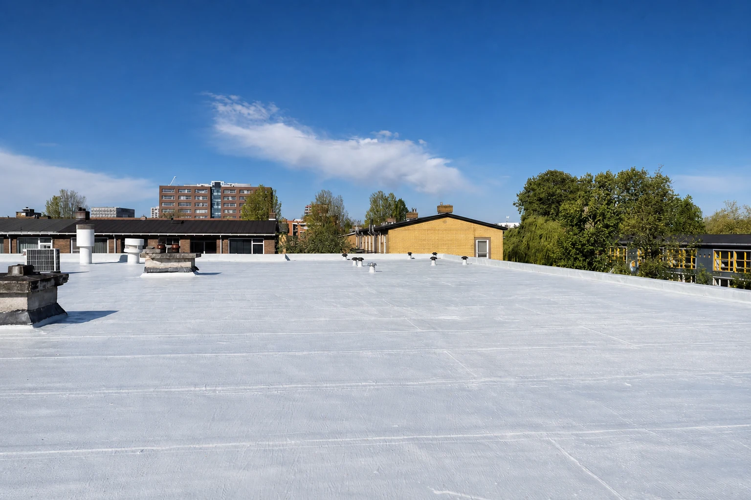 Planmatige dakrenovatie schoolgebouw in Gouda