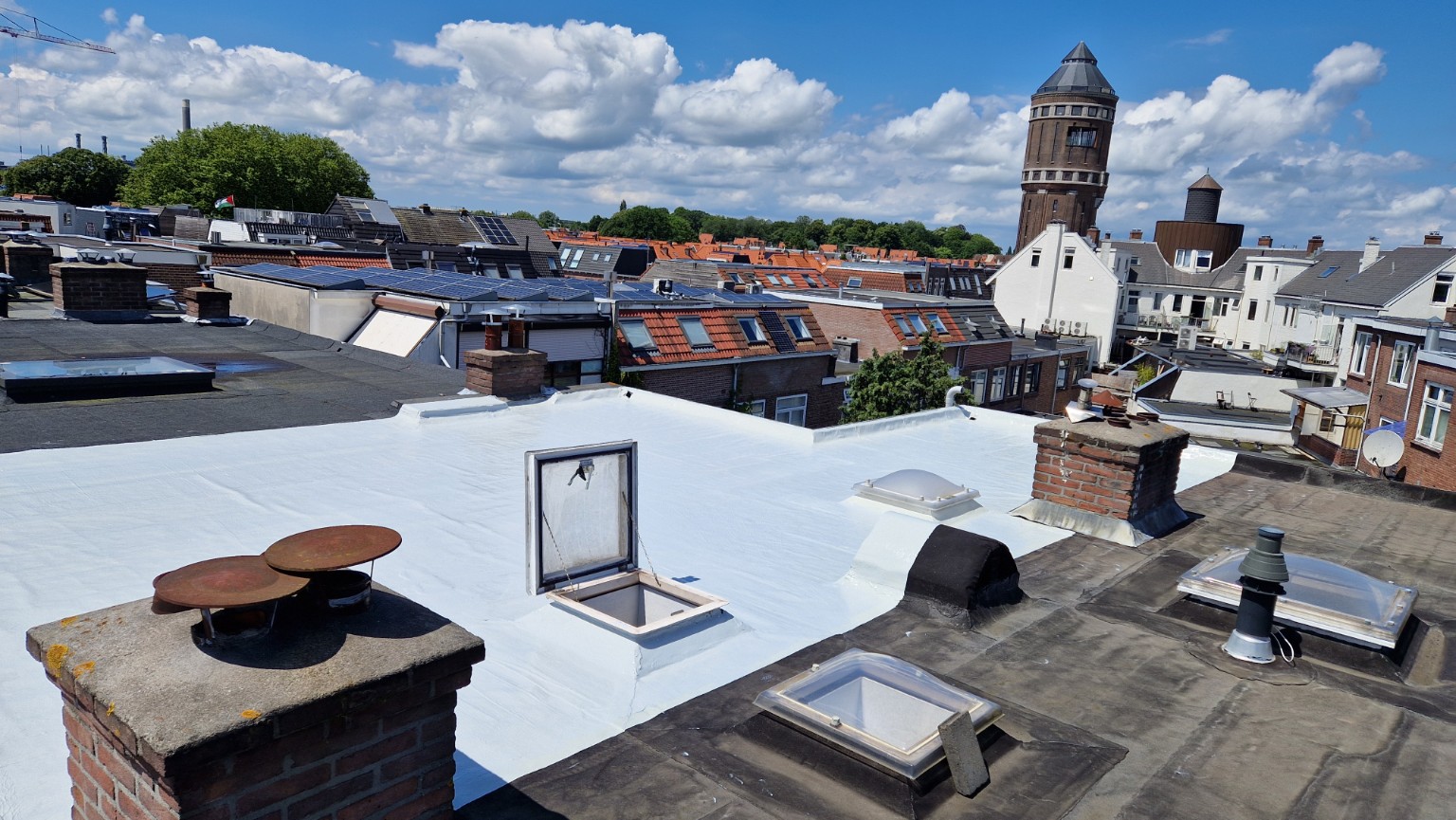 Licht afgewerkt particulier bitumendak in Utrecht centrum