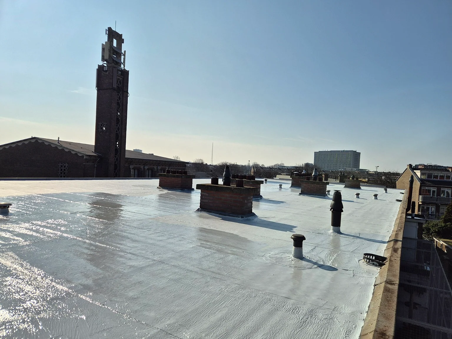 Systeemrenovatie bij vve-dakrenovatie met witte 2k-polyurea in Locatie vertrouwelijk
