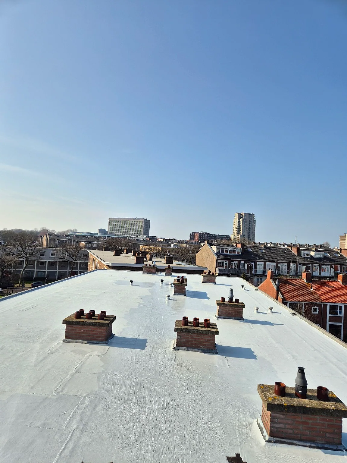 VvE-dakrenovatie met witte 2K-polyurea in Locatie vertrouwelijk