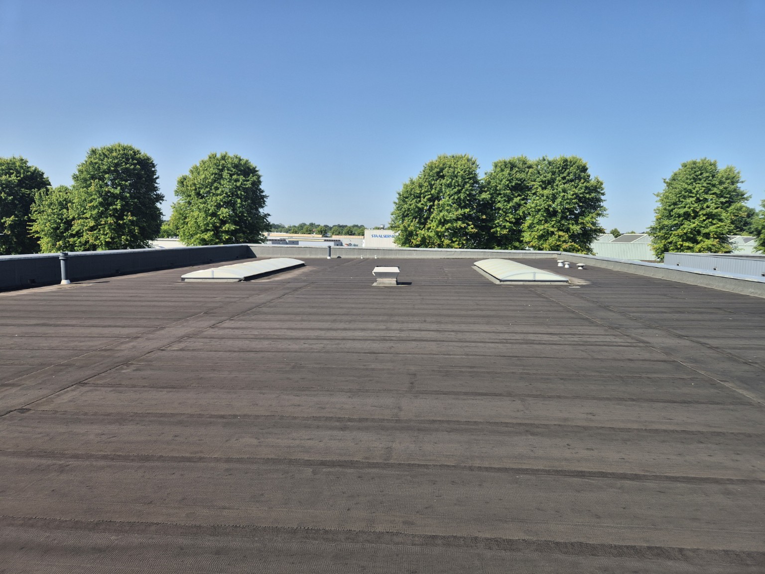 Dak vóór reiniging bei Dakcoating in Weert: 350 m² bedrijfsdak gerenoveerd met 2K-polyurea Weert