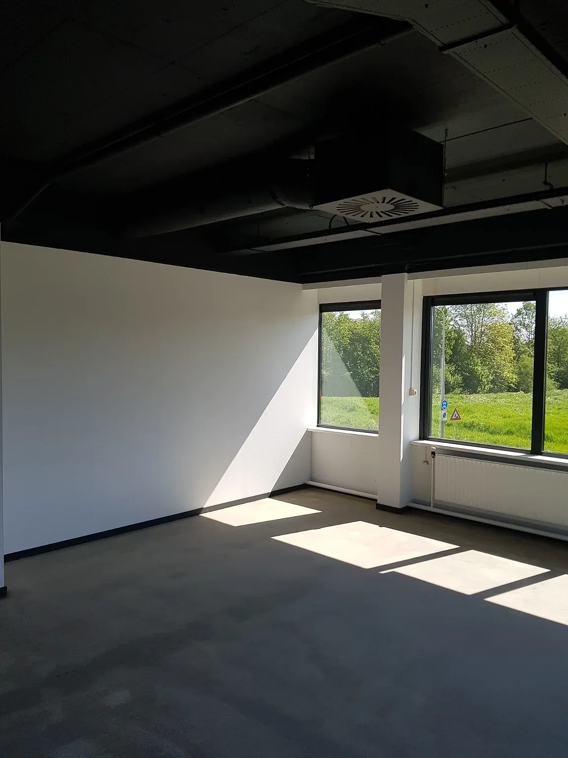 Professioneel gespoten technisch plafond als onderdeel van een groter bouwproject